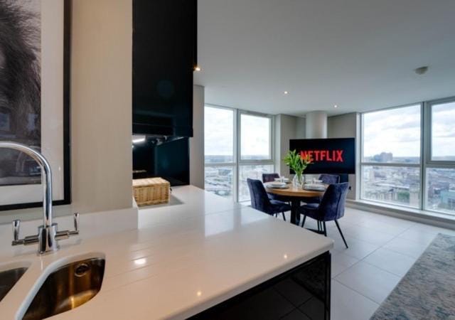 TALLEST BUILDING IN THE CITY CENTRE SLEEPS 5 incredible city mountain and Lagan views Apartment in Belfast