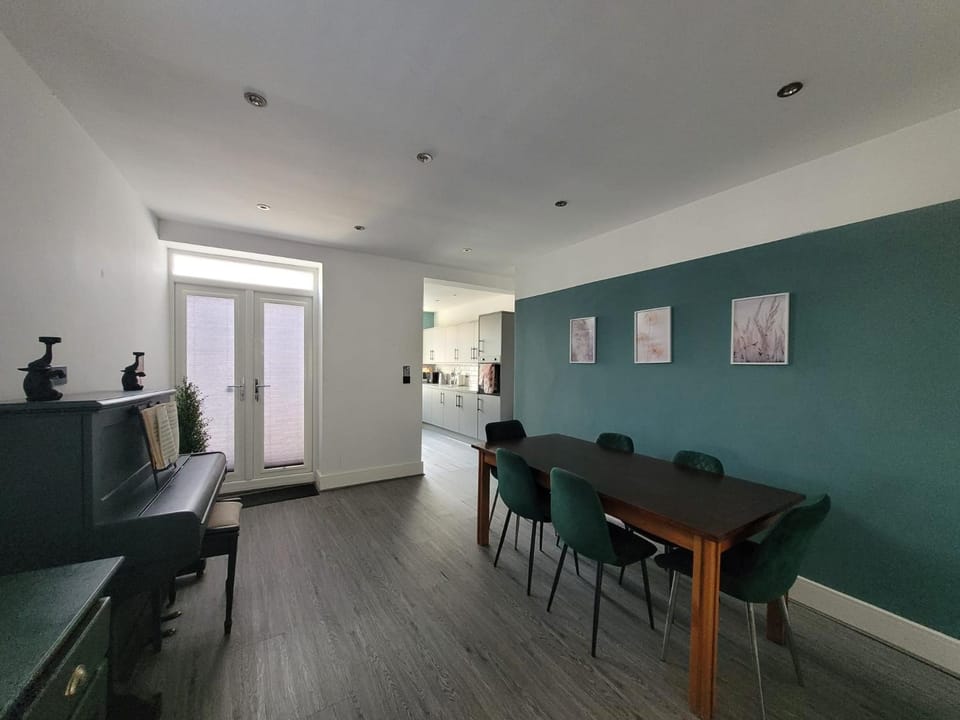 Seating area, Dining area