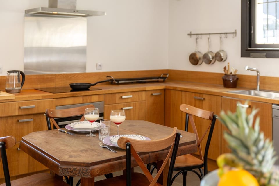 Kitchen or kitchenette, Dining area, pet friendly, stove