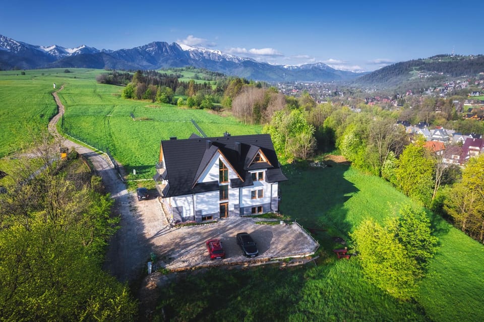 Property building, Natural landscape, Bird's eye view, Animals, Mountain view, Parking
