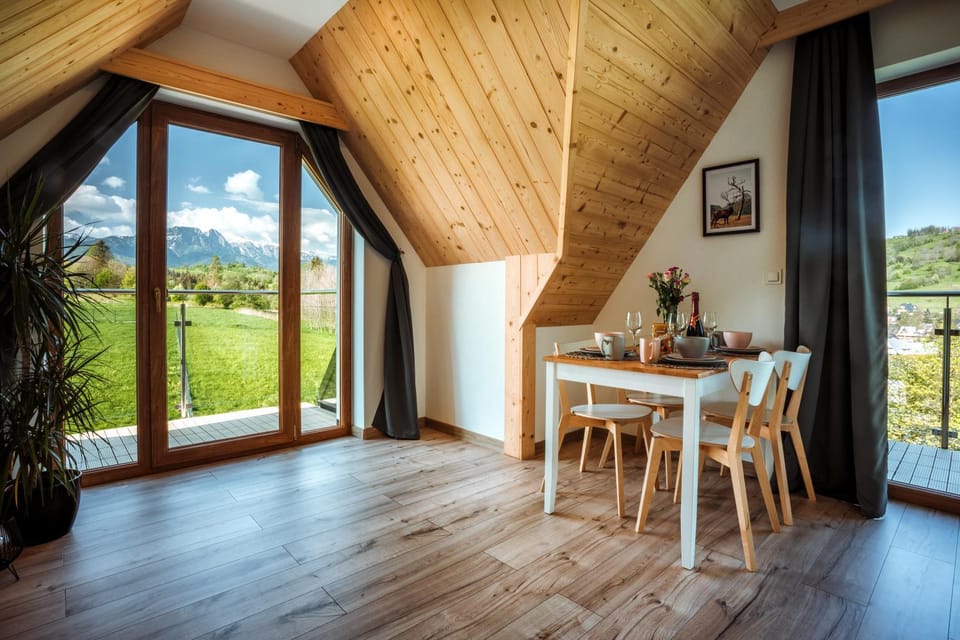 Living room, Seating area, Dining area, Mountain view