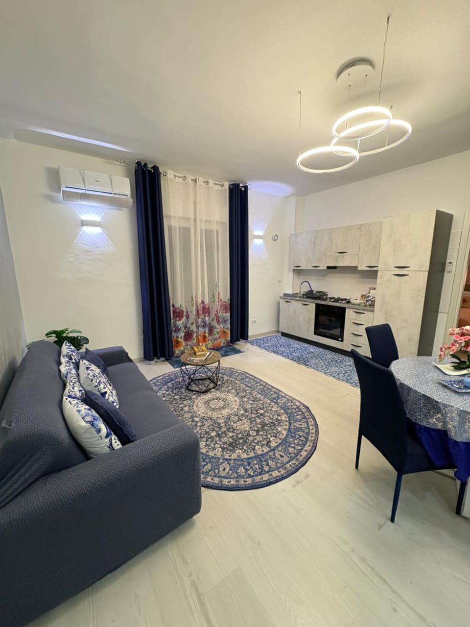 Kitchen or kitchenette, Living room, Seating area, Dining area, stove