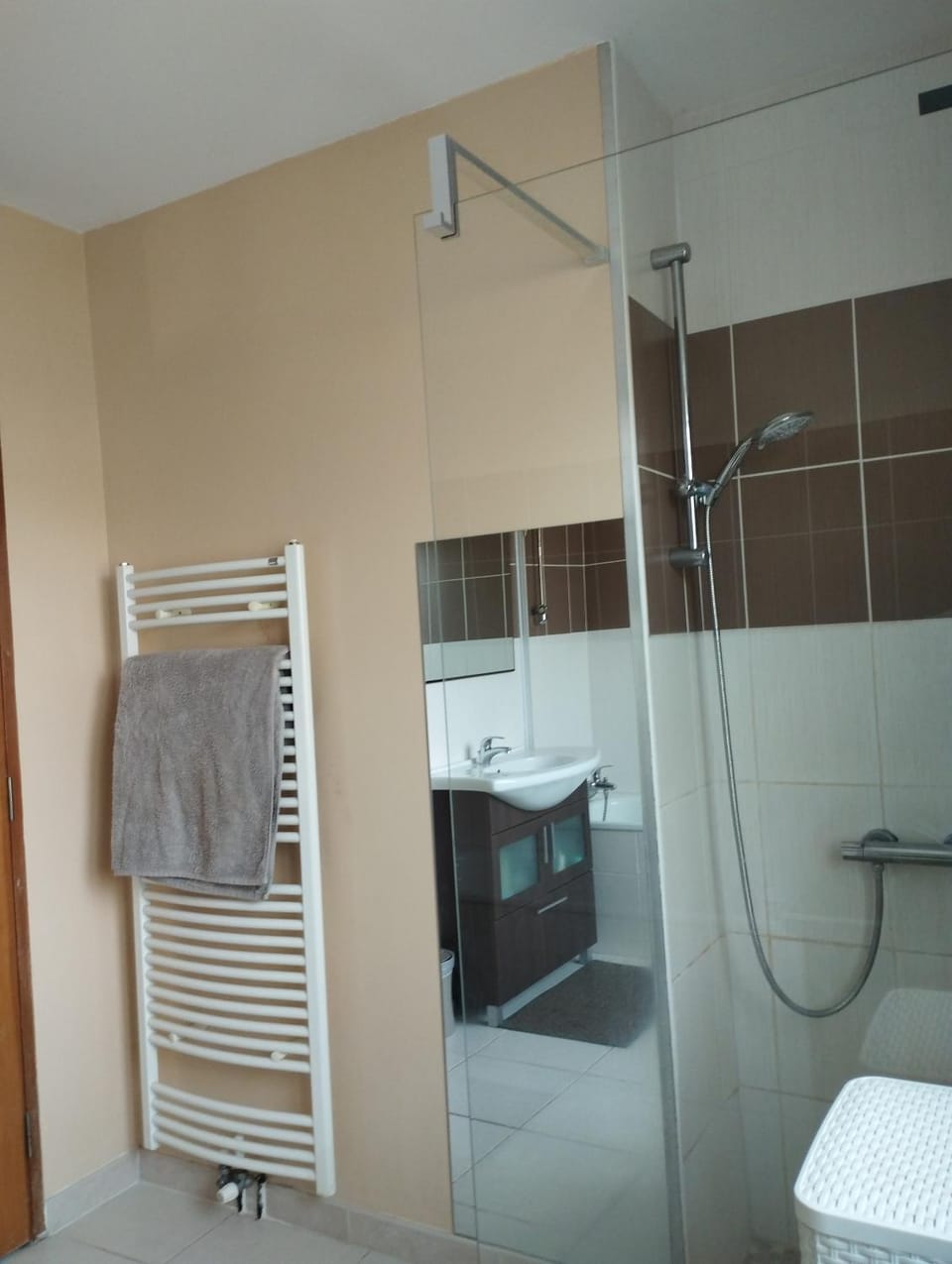 Shower, Bathroom, Bathroom, Internal: Not applicable to any particular room