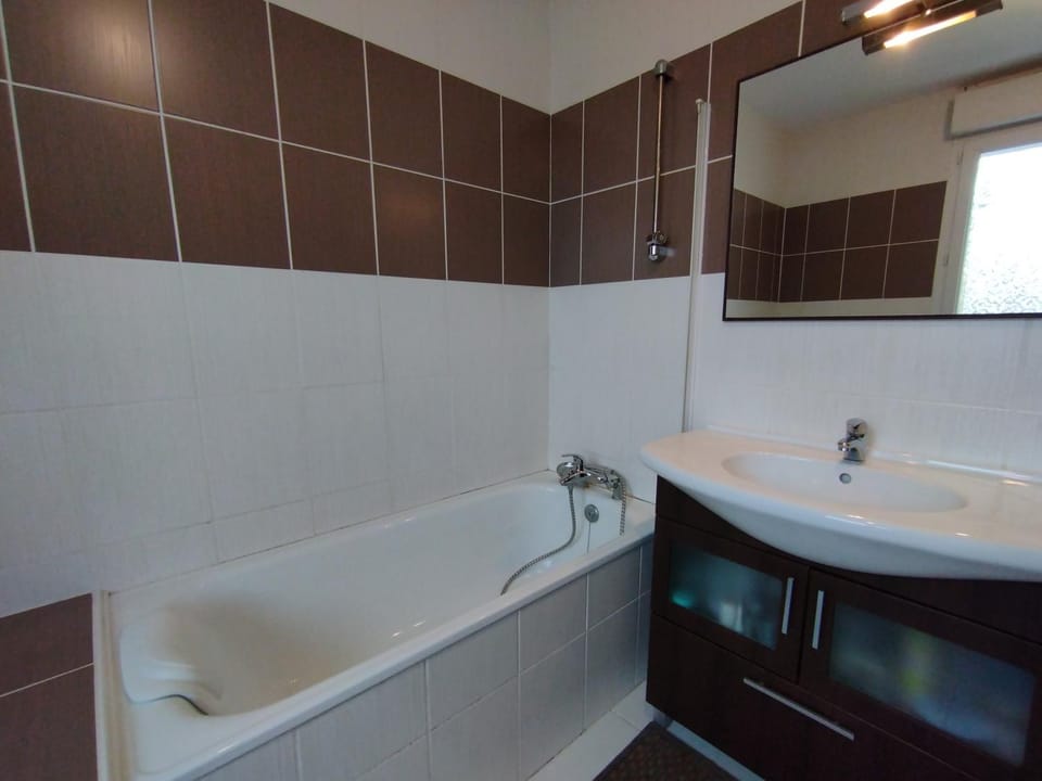 Bathroom, Bathroom, Bath, Internal: Not applicable to any particular room