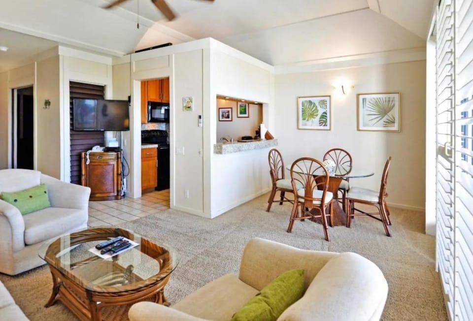 TV and multimedia, Kitchen or kitchenette, Living room, Seating area, Dining area, fireplace