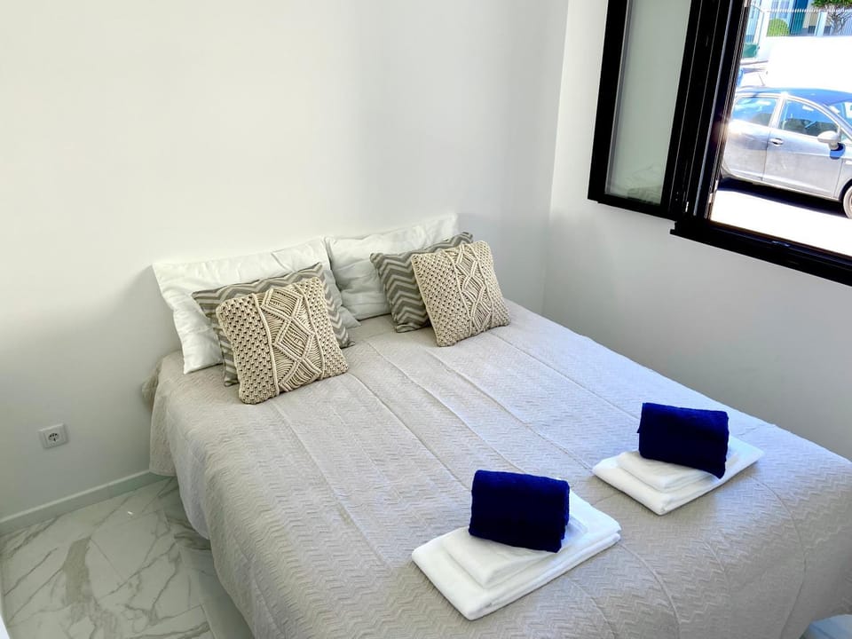 Bed, Bedroom, towels