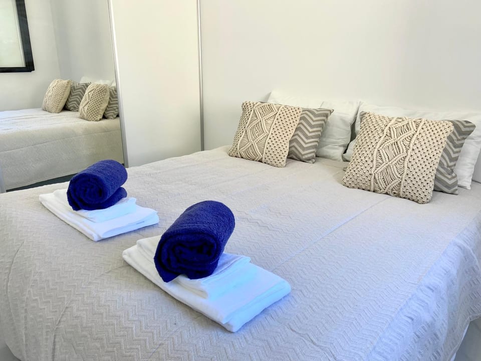 Bed, Bedroom, towels
