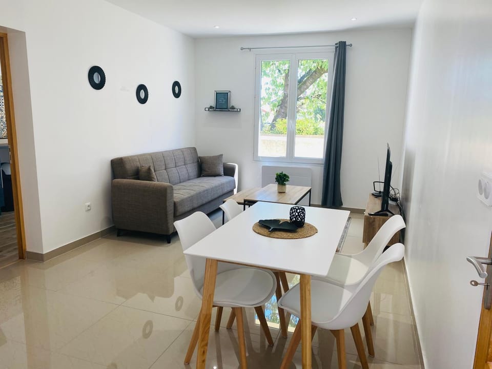 Living room, Seating area, Dining area