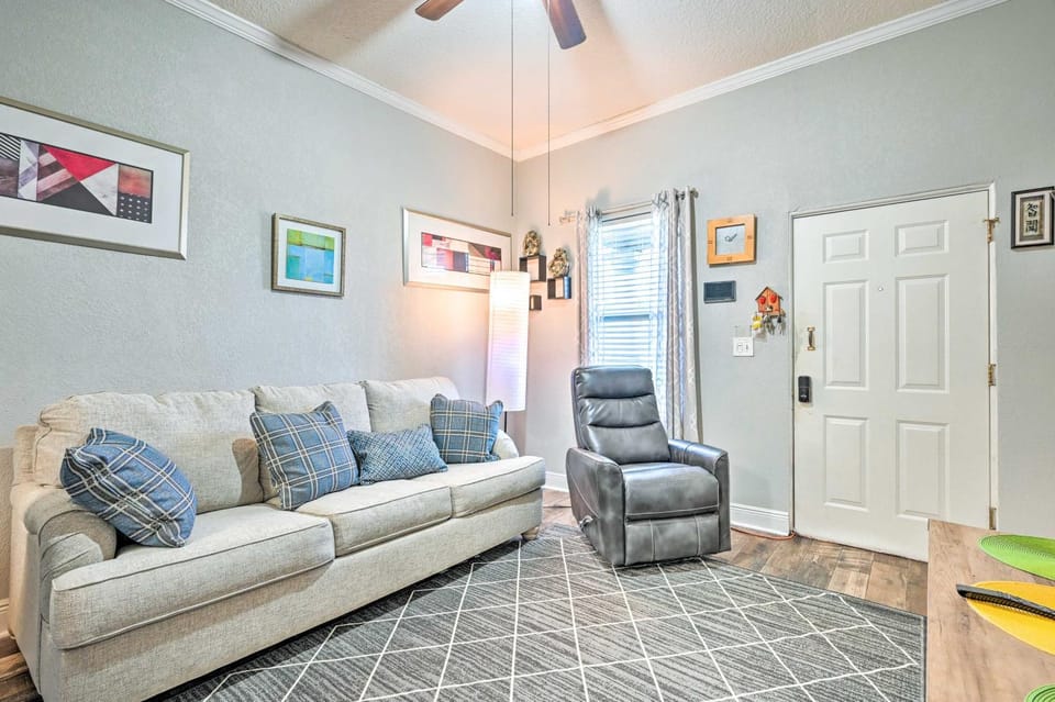 Updated Ybor City Duplex ~ 1/2 Mi to Seventh Ave! Apartment in Tampa