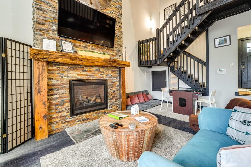 Mtn-View Gem w/ Deck & Hot Tub in Tannersville House in Pocono Mountains