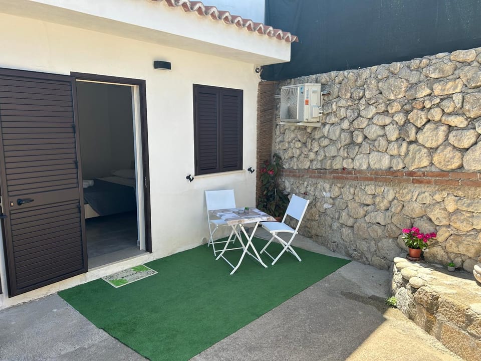 Patio, Day, Dining area