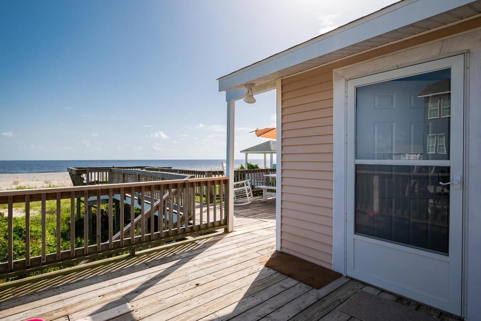 At Turtle Cottage by Oak Island Accommodations House in Oak Island