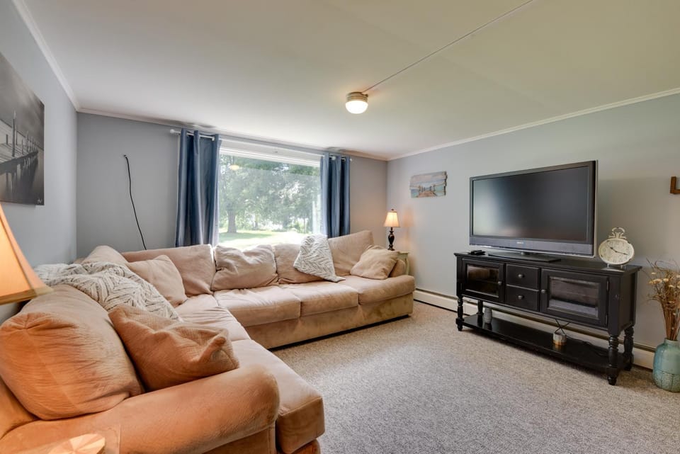 Lakefront Retreat w/ Shared Dock & Fire Pit! House in Alburg