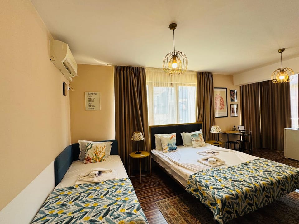 Bed, TV and multimedia, Photo of the whole room, Seating area, Bedroom, hair dresser, internet, air conditioner
