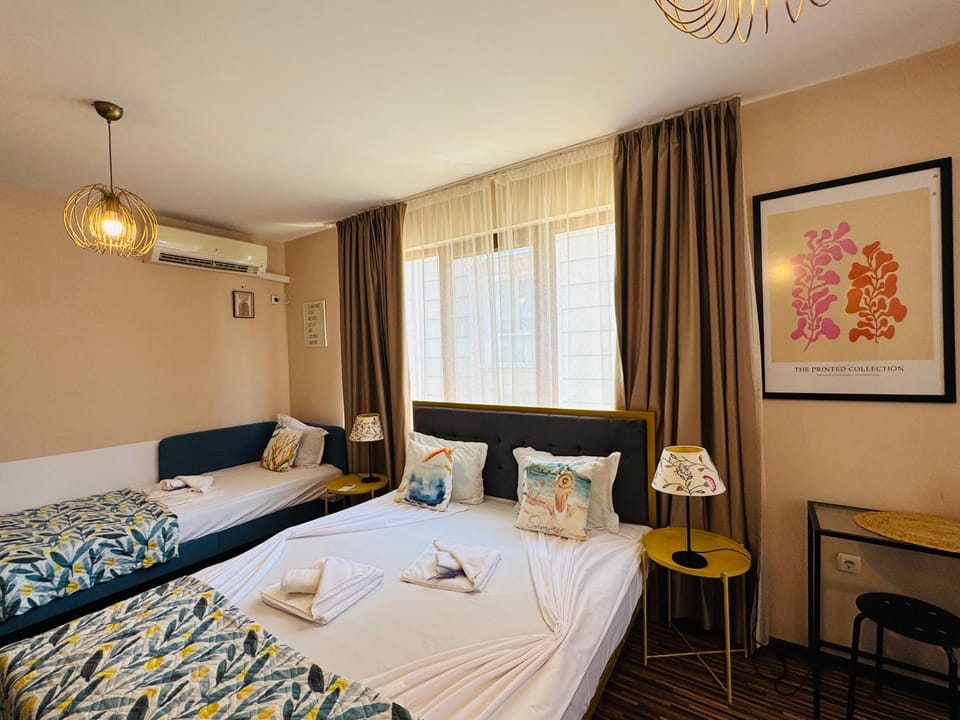 Bed, Photo of the whole room, towels, air conditioner