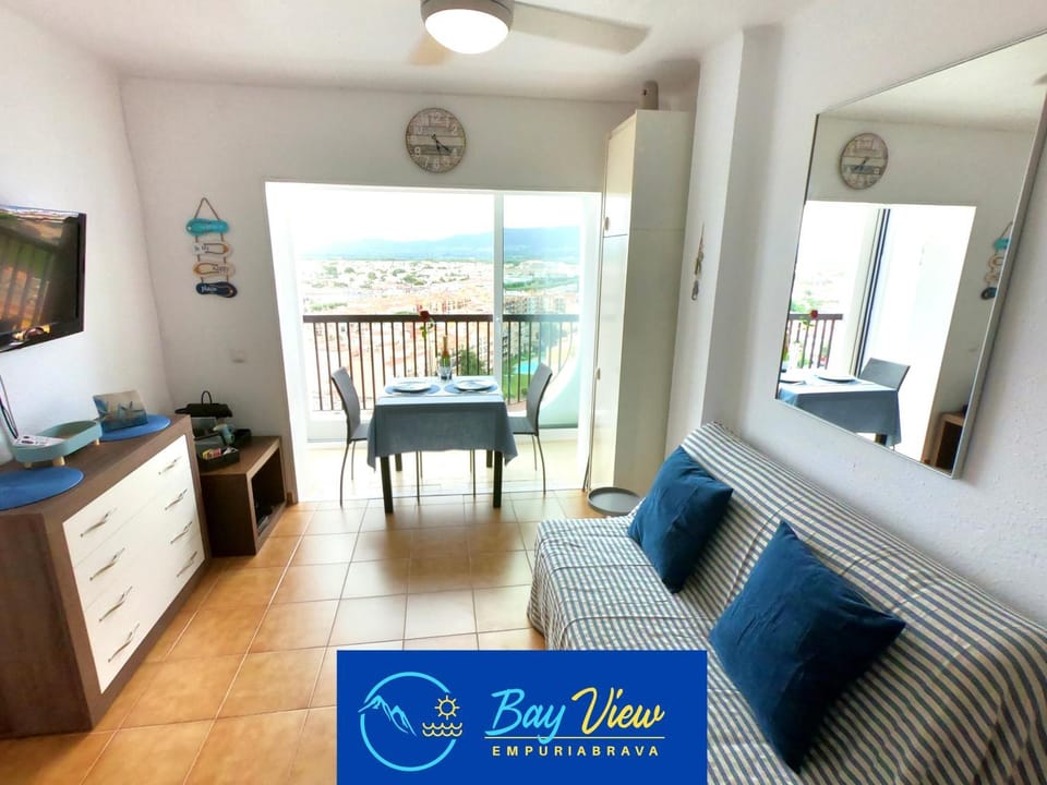 Communal lounge/ TV room, TV and multimedia, Balcony/Terrace, Seating area, Dining area