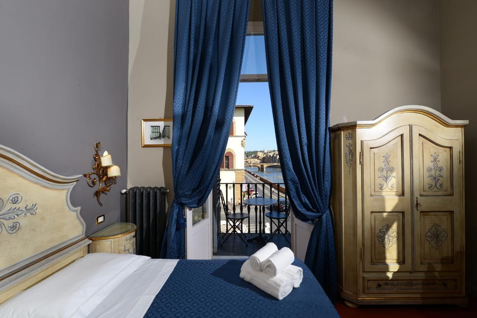 Photo of the whole room, City view, River view