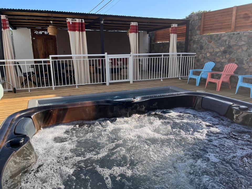 La Casita Créole villa avec piscine et jacuzzi House in Réunion