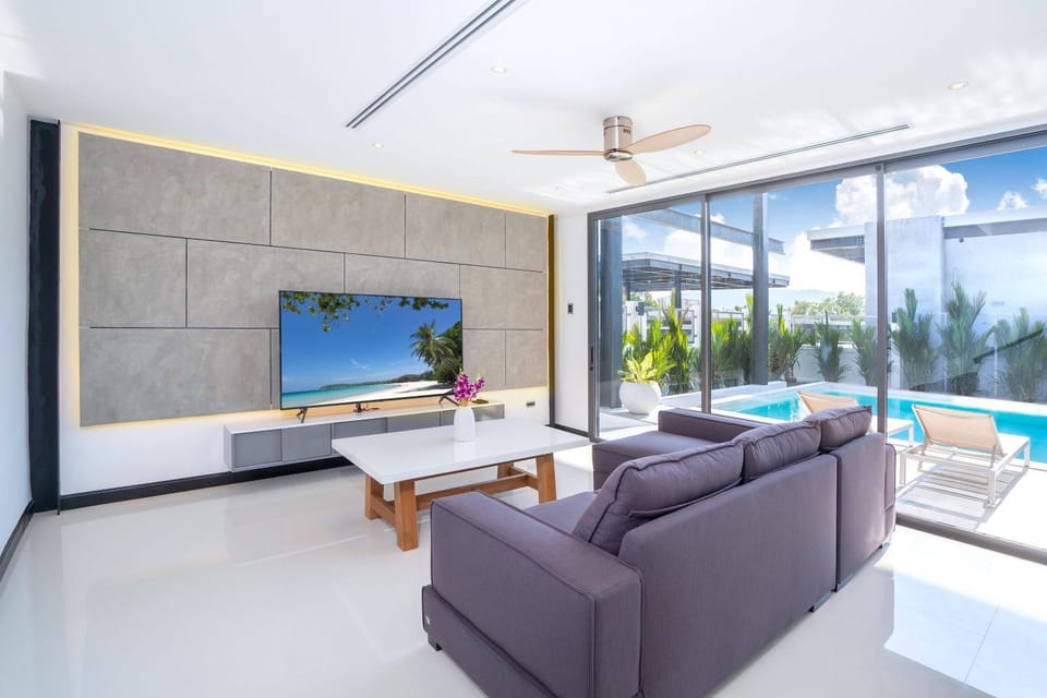 TV and multimedia, Living room, Seating area, Evening entertainment, Pool view