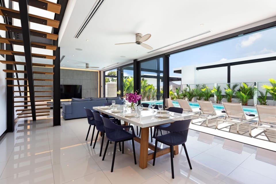 Day, TV and multimedia, Living room, Seating area, Dining area