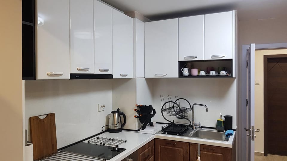 Coffee/tea facilities, Kitchen or kitchenette, stove, toaster