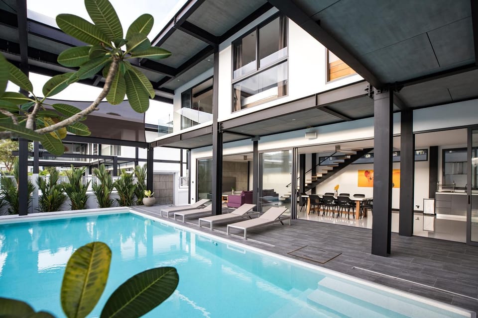 Property building, Patio, Day, Balcony/Terrace, Swimming pool, Swimming pool