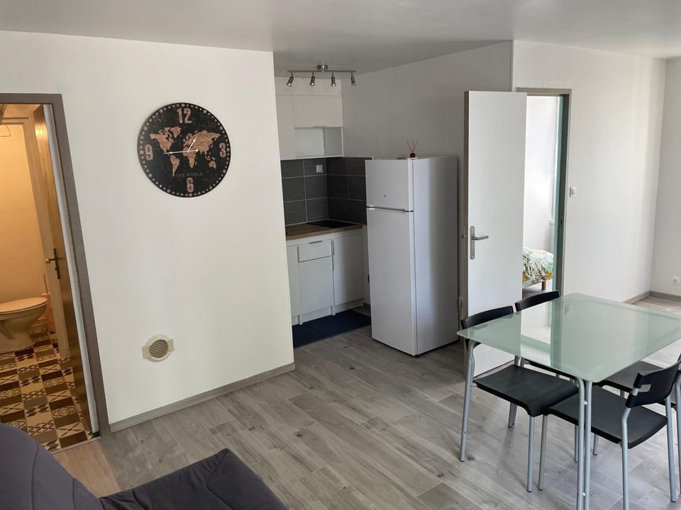 Kitchen or kitchenette, Dining area, minibar, stove