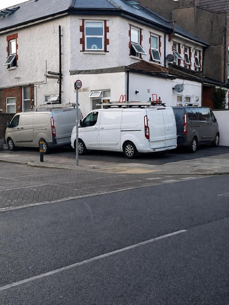 Clapham Common Sleeps 10 Free Parking for 4 Cars or 3 Vans 2 Bed 2 Bath 5 min to Metro Zone 2 Apartment in London