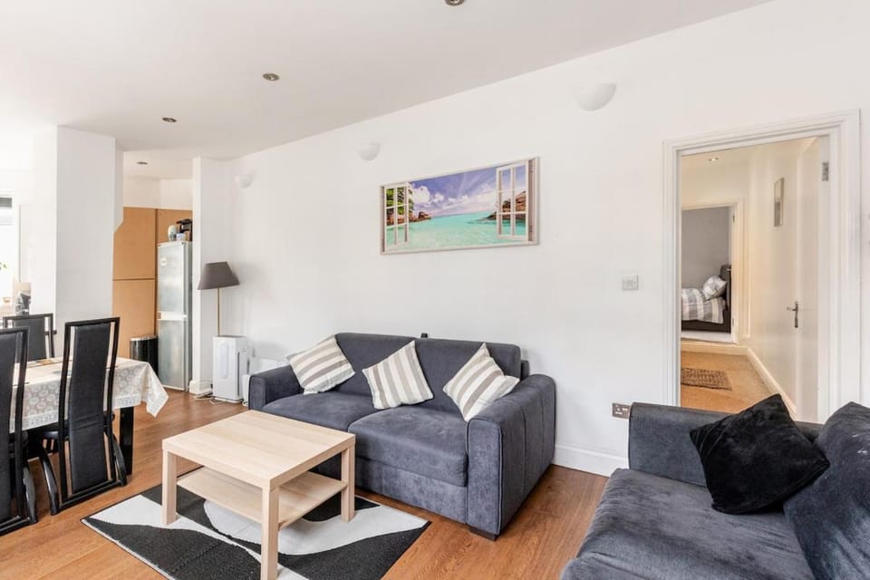 Clapham Common Sleeps 10 Free Parking for 4 Cars and Vans 2 Bed 2 Bath 5 min to Metro Zone 2 Apartment in London