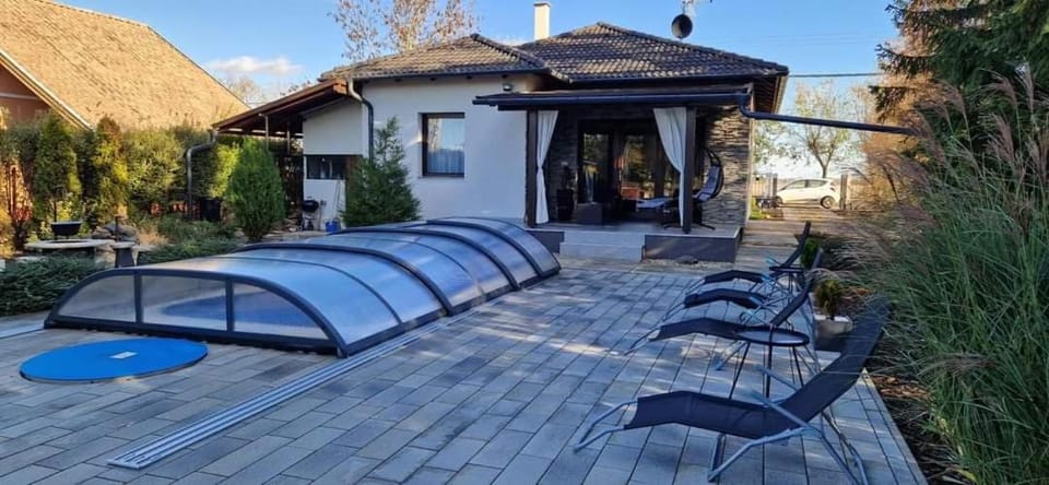 Property building, Day, Garden, sunbed