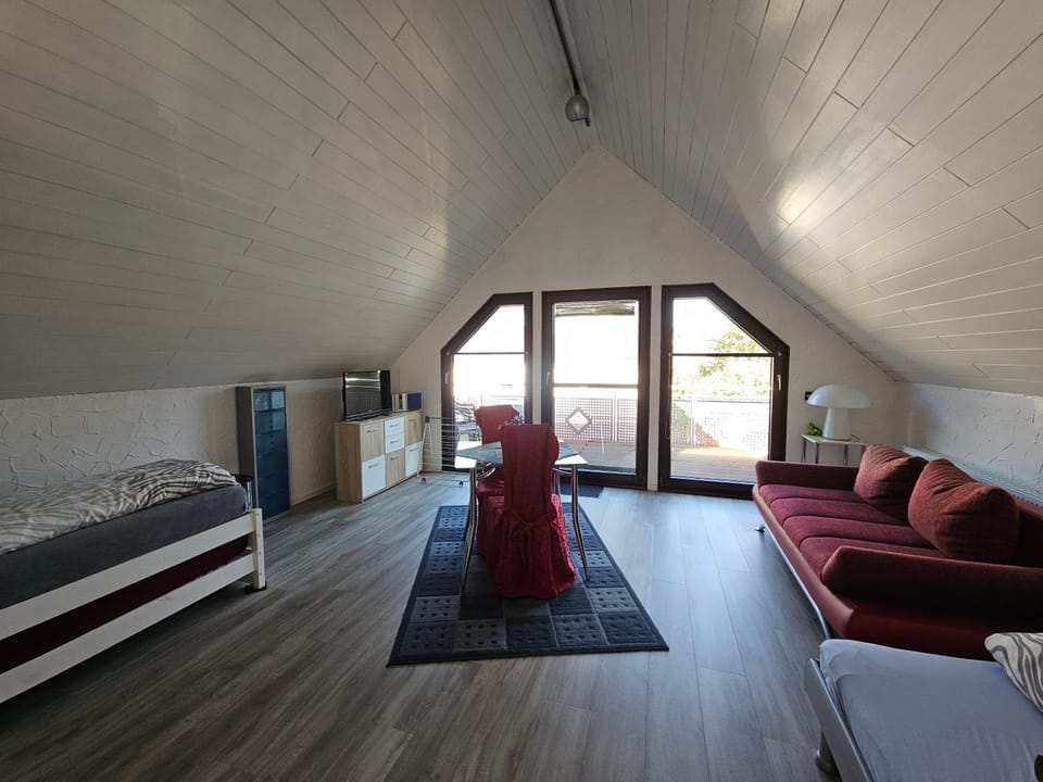 Bed, TV and multimedia, Photo of the whole room, Seating area, Bedroom