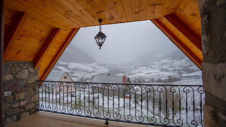 Nearby landmark, Day, Natural landscape, Balcony/Terrace, Mountain view