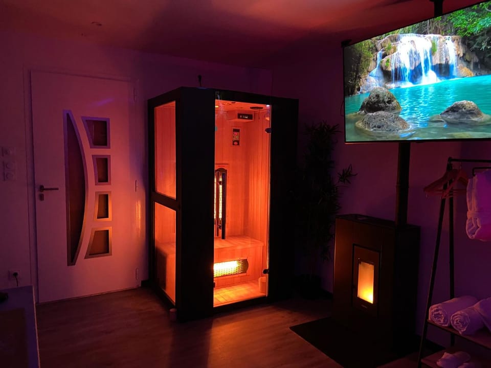 Hot Tub, Massage, Sauna, Bathroom, TV and multimedia, Spa and wellness centre/facilities, flat iron