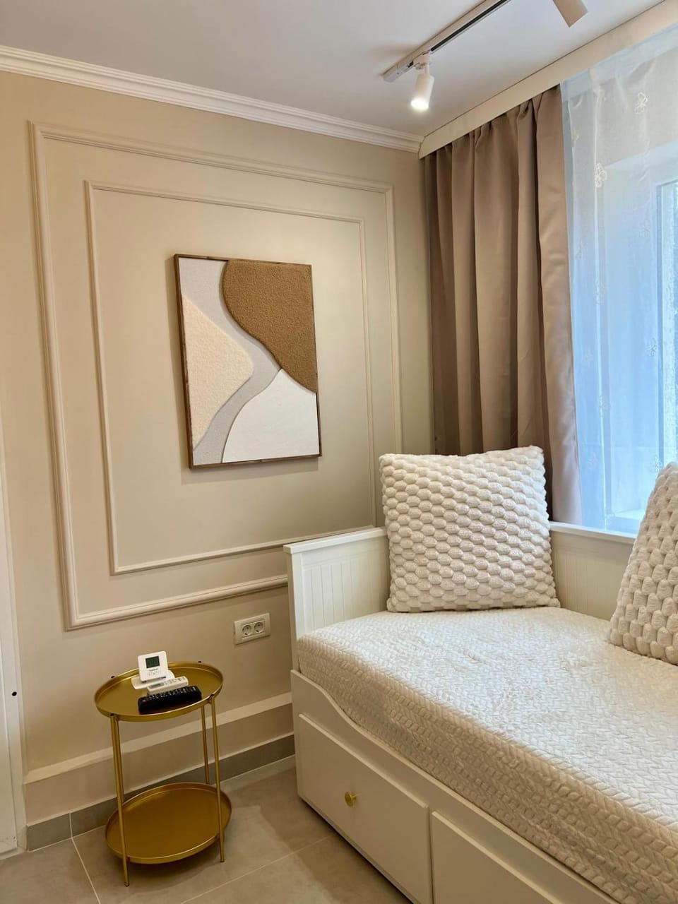 Bed, Living room, Decorative detail