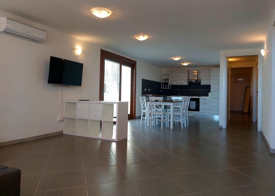 TV and multimedia, Living room, Seating area, Dining area