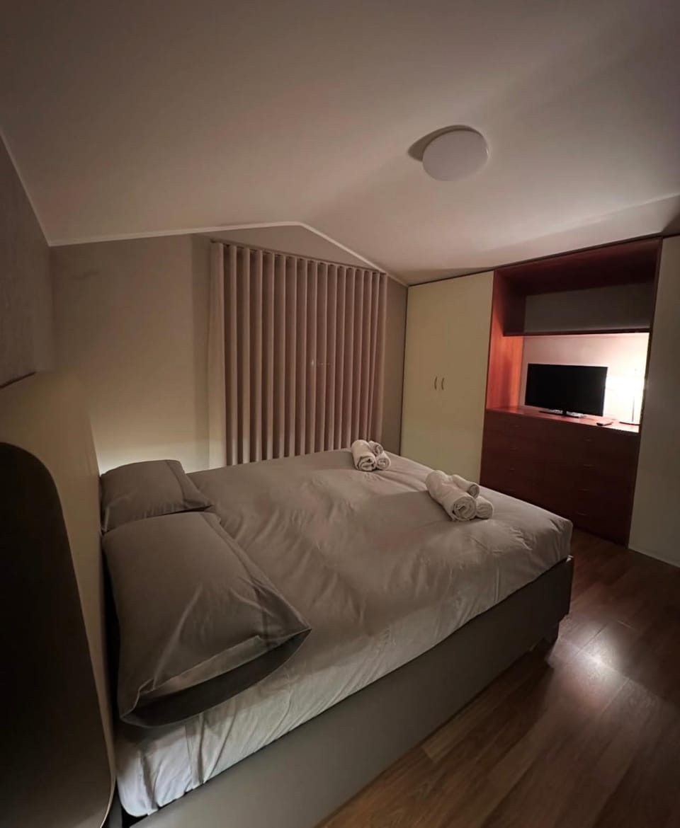 Bed, TV and multimedia, Photo of the whole room, Bedroom