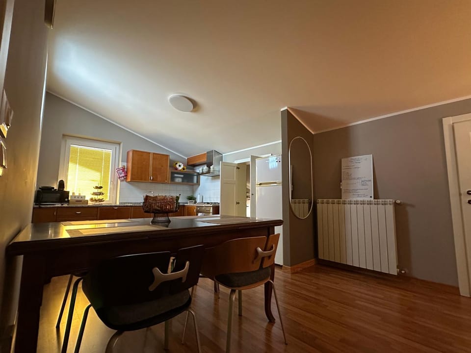 Kitchen or kitchenette, Dining area, minibar