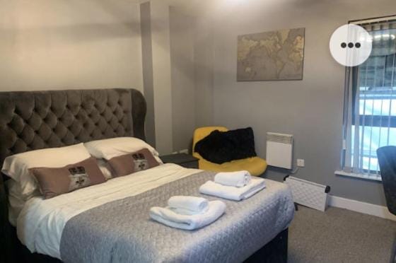 2 Bedroom FREE Parking by Concert Square sleeps 8 Apartment in Liverpool