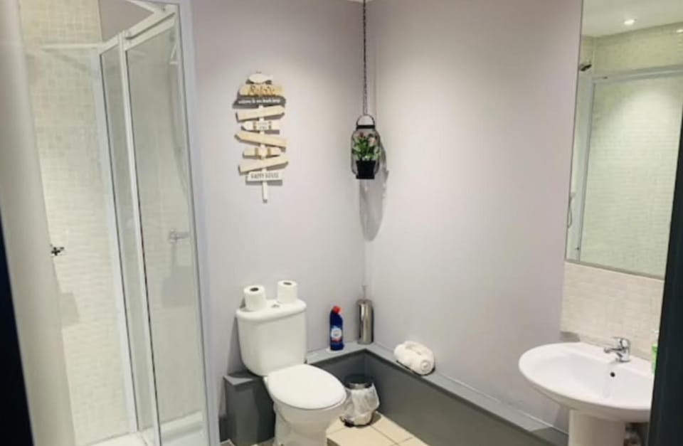 2 Bedroom FREE Parking by Concert Square sleeps 8 Apartment in Liverpool