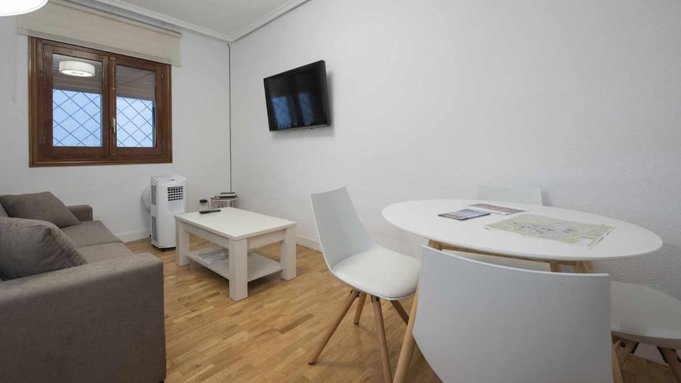 TV and multimedia, Living room, Seating area, Dining area