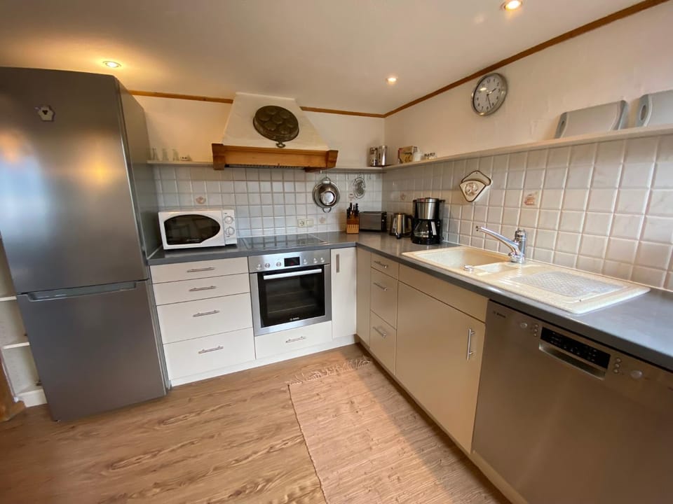 Coffee/tea facilities, Kitchen or kitchenette, dishwasher, oven, stove, toaster, kitchen