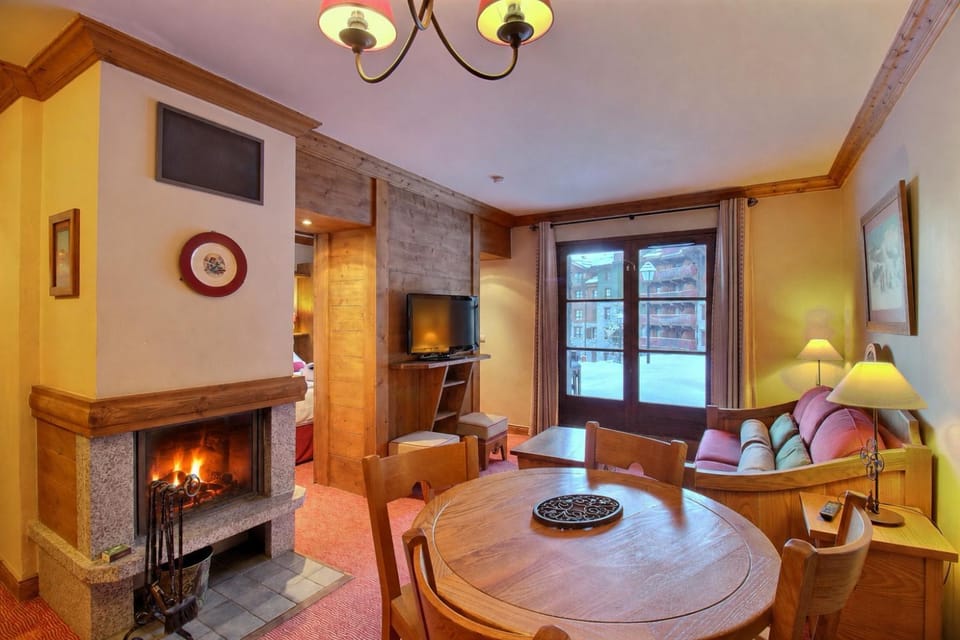 Day, TV and multimedia, View (from property/room), Living room, Seating area, Time of day, Parking, internet