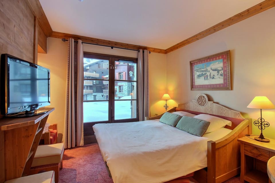 Bed, Day, Winter, TV and multimedia, View (from property/room), Time of day, Parking, internet