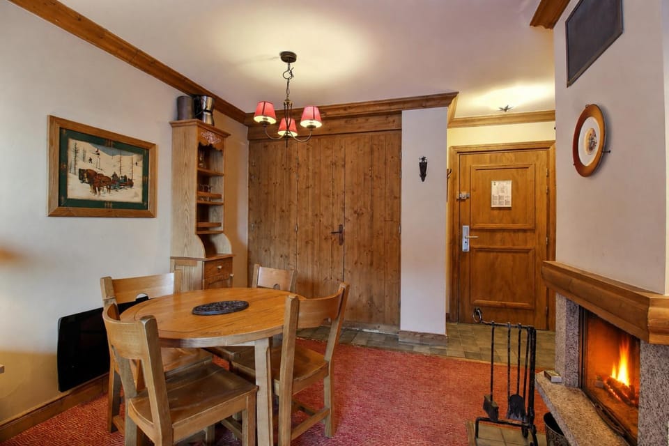 Day, Living room, Dining area, fireplace, internet, kitchen