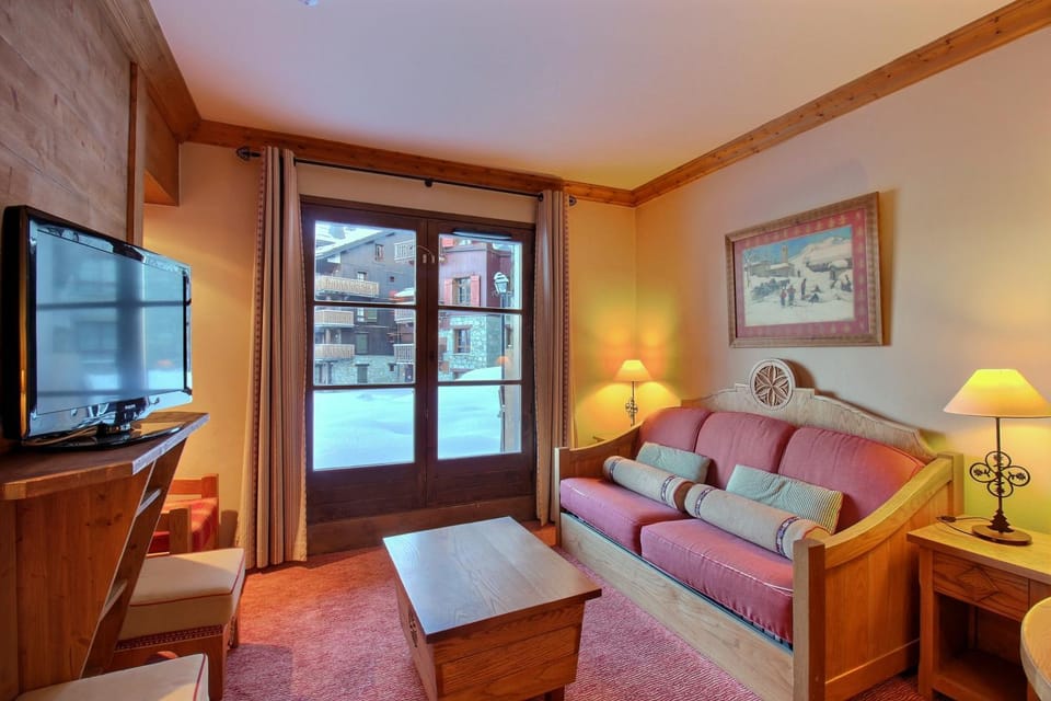 Day, TV and multimedia, View (from property/room), Living room, Time of day, Parking, internet