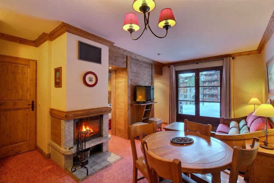 Winter, TV and multimedia, View (from property/room), Living room, Dining area, fireplace