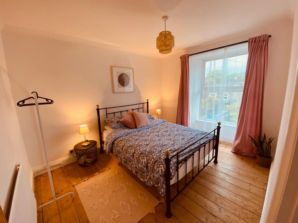 Beautiful 2 bed end terrace Victorian town house Apartment in Redruth