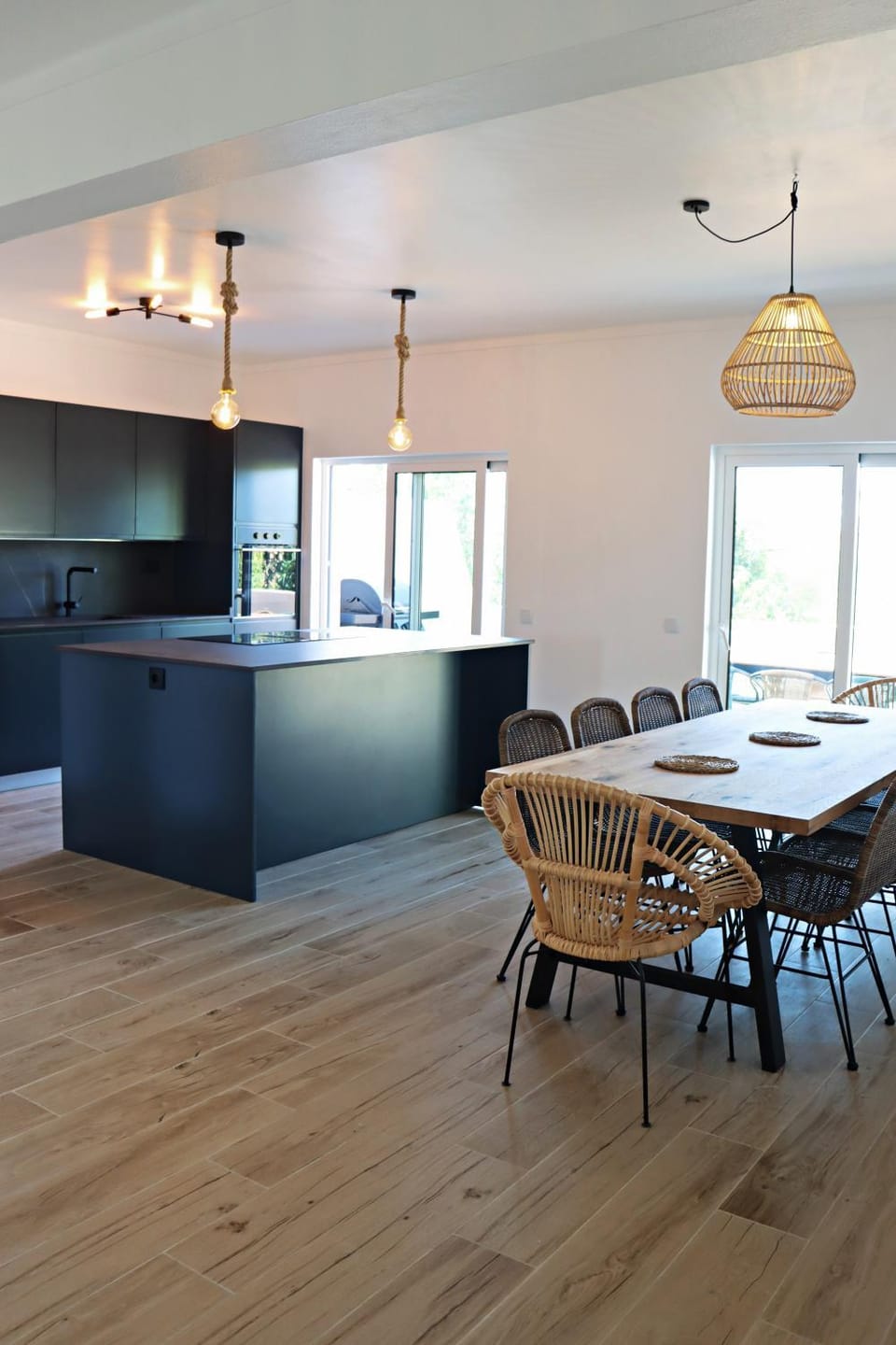 Kitchen or kitchenette, Dining area