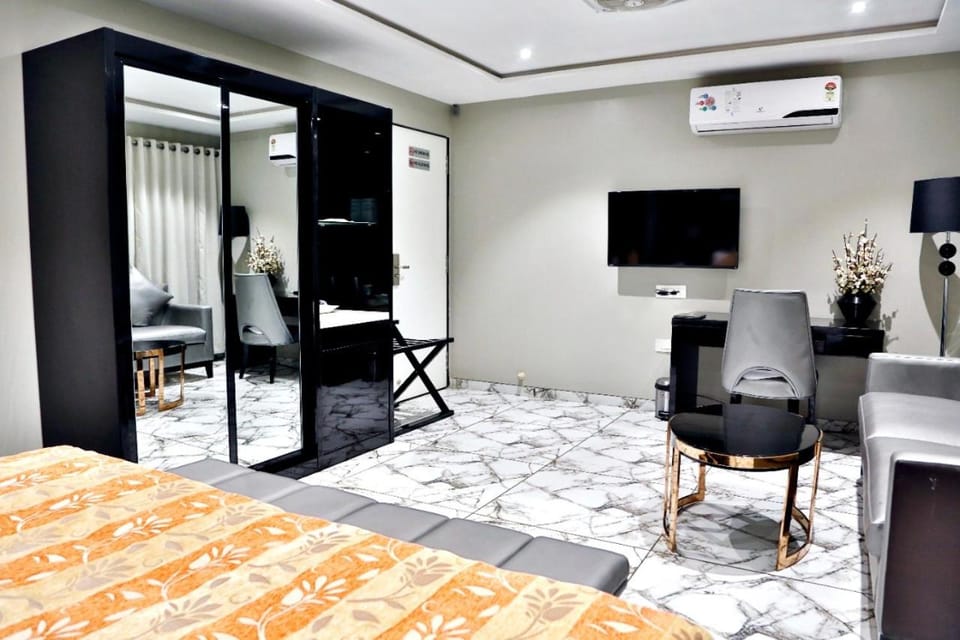 Communal lounge/ TV room, Living room, Seating area