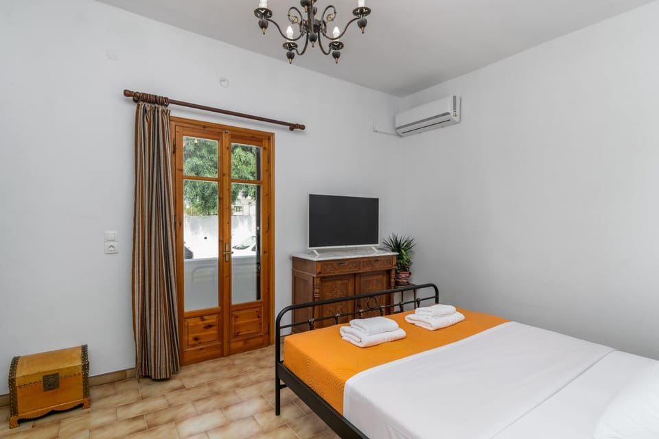 Bed, TV and multimedia, Bedroom, air conditioner